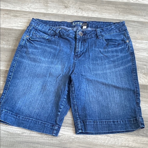 💚 Blue Jean Shorts with Classic Style - Picture 1 of 2